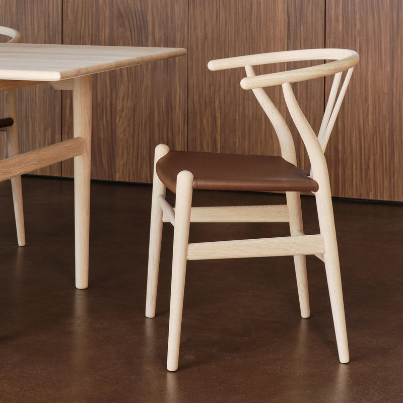 Carl Hansen - CH24P Wishbone Chair | Leder (Loke 7060) / Eiche geseift