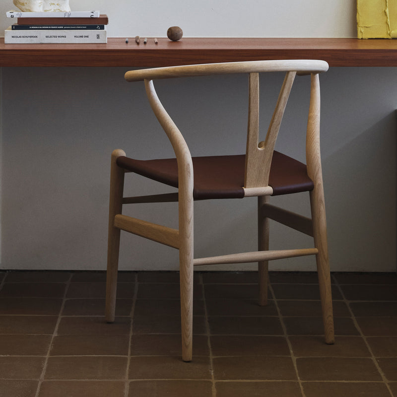 Carl Hansen - CH24P Wishbone Chair | Leder (Loke 7060) / Eiche geseift