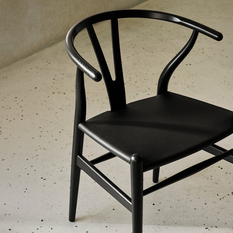 Carl Hansen - CH24P Wishbone Chair | Leder (Thor 301) / schwarz