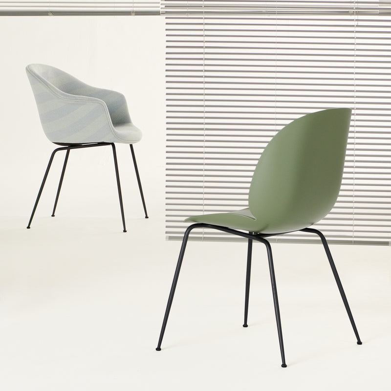 Gubi - Beetle Stuhl (Metall) | fern green / mattschwarz