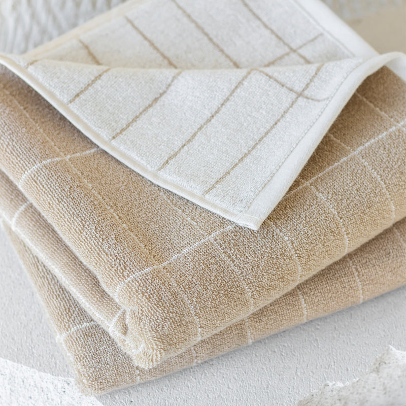 Mette Ditmer - Tile Badetuch