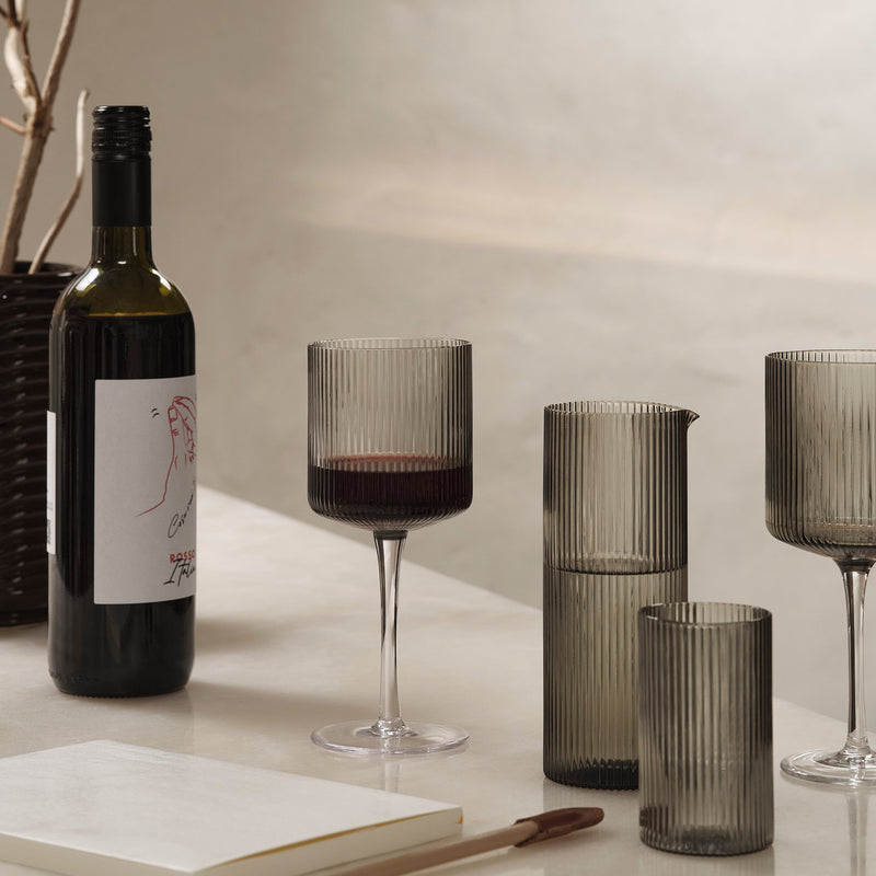 Ferm Living - Ripple Rotweinglas (2er-Set) | smoked grey